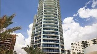 Acesta este blocul in care se afla apartamentul romanului