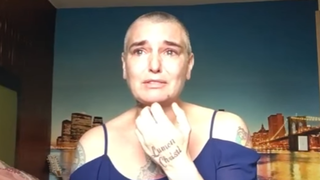 Sinead O&rsquo;Connor, agresata sexual de mama: &bdquo;Ma obliga sa spun ca nu sunt buna de nimic&rdquo;