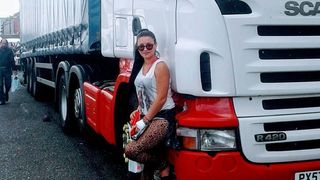 Ele sunt cele mai frumoase soferite de tir din Romania! Fetele noastre fac legea pe soselele din Europa