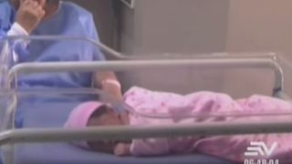 Caz uluitor! I s-a rupt apa in mall si a nascut pe holuri. Un medic era la cumparaturi si ceea ce a facut de fata cu toata lumea este impresionant