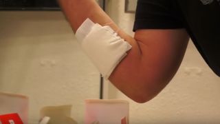 L-a intepat un paianjen si s-a bandajat singur la brat. Dupa un timp, a vrut sa vada cum arata rana! Au fost oripilati cand au vazut ce a scos barbatul de sub piele. Imaginile sunt extrem de dure