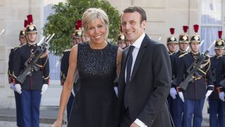Imagini inedite de la nunta lui Emmanuel Macron cu Brigitte Trogneux. Tinuta foarte scurta prin care Prima Doamna a Frantei a atras toate privirile