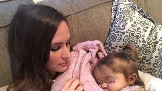 Fiica lor a primit de la medici un diagnostic ingrozitor. Apoi, bona micutei a facut un gest care i-a lasat pe toti in lacrimi. Cine ar mai face asa ceva?