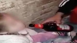 Imagini scandaloase! Un copil e fortat sa bea si sa fumeze marijuana de catre parintii lui tineri