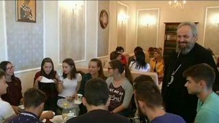 Biserica si-a deschis cafenea! In locul sticlelor de alcool, sunt biblii si icoane. Cum arata locul si ce parere au tinerii