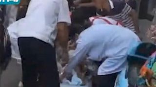 "Dintr-o data, a inceput copilul sa iasa". O femeie a nascut pe strada, stand in picioare langa un scuter