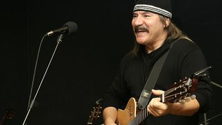 Vasile Seicaru nu participa la marele spectacol al Cenaclului Flacara, de pe 3 noiembrie! Ce spune Andrei Paunescu: "L-am invitat de cateva luni, dar nu vrea sa vina!"