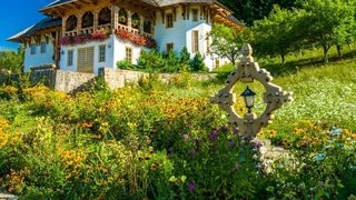 Manastirea din Romania unde oamenii au vise premonitorii. Multe probleme si-au gasit rezolvarea in acest loc