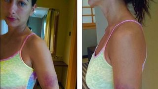 Scandal la altitudine! O femeie sustine ca a fost lovita de o insotitoare de zbor. Compania aeriana spune, insa, ca pasagera a muscat-o pe stewardesa si ca a fugit cu pantalonii in vine