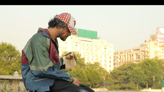 S-a imbracat in cersetor, a mancat din gunoaie si a dormit pe strazi! Cine e actorul celebru care a fost fotografiat in aceste ipostaze scandaloase in Bucuresti. Motivul pentru care a facut asta este halucinant