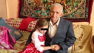 Inger pentru o fetita nedorita de parinti. La 78 de ani, "tata Gheorghe" isi creste singur stranepoata