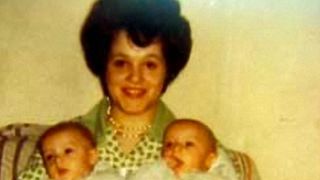 S-a nascut baiat, dar la 17 luni parintii au decis sa ii schimbe sexul. Cazul gemenilor Reimer-experimentul medical care a distrus vieti