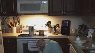 Si-a fotografiat soacra stand asa, in bucatarie, dimineata. Nu o suporta deloc, dar cand si-a dat seama ce face acolo a fost distrus