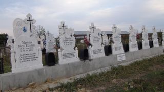 Femeia care si-a pierdut sotul si 6 copii, toti rapusi de gaze intr-o garsoniera din Rovinari, nu mai poate sta in casa groazei! Luminita s-a angajat femeie de serviciu si face mereu pomeni pentru cei disparuti