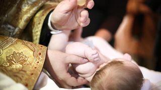 De ce nu e bine sa ii pui copilului doua nume de botez. Preotii explica de ce este o greseala