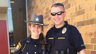 Denis Muntean si sotia lui sunt politisti in SUA si toata lumea ii respecta. De curand, ea a fost fotografiata asa, iar poza a facut inconjurul lumii!