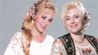 Asa arata fata marii cantarete de muzica populara Maria Cornescu! Marilena este si ea solista de folclor