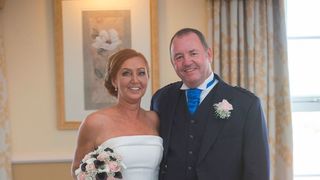 A fost condusa la altar chiar de tatal femeii care i-a salvat viata! Povestea cutremuratoare din spatele acestei fotografii