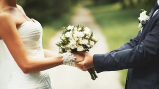 Stiai asta? De ce nu trebuie sa le uram mirilor ”casa de piatra”. Explicatia unui preot