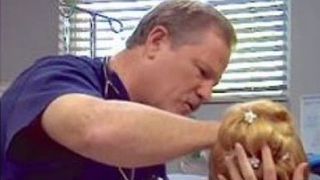 Toti au ramas socati cand mireasa asta s-a asezat in genunchi pe ringul de dans si a inceput sa tipe, tinandu-se cu mainile de cap. Au dus-o de urgenta la spital!