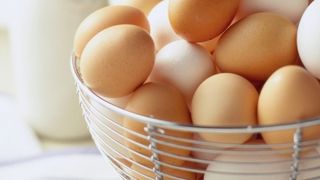 Care este diferenta dintre ouale cu coaja alba si cele cu coaja maronie?