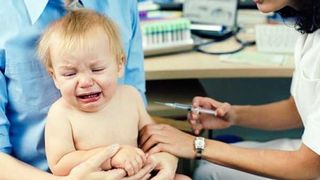 Legea vaccinarii, primele consecinte! O mamica a refuzat imunizarea si a avut un conflict dur cu medicul de familie! "Daca iau amenda, iti cauti alt doctor!"