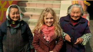 O romanca de numai 7 ani a ajuns fenomen in China. E vedeta in show-urile de talente si a impresionat milioane de telespectatori. Ce stie sa faca Siena?