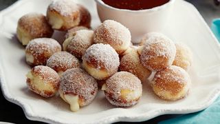 Noua deja ne ploua in gura de pofta - Cum faci "bomboloni", celebrele gogosi italiene cu scortisoara - Te lingi pe degete de bune ce sunt