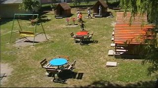 In saracia lucie din Vaslui se afla cea mai frumoasa si moderna comuna din Romania. Padureni are piscina, loc de echitatie, parc, terenuri de sport, teatru de vara si acelasi primar de 27 de ani.