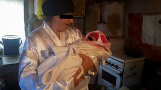 Drama sfasietoare a unei mame cu epilepsie si probleme psihice din Prahova. Femeia isi creste bebelusul intr-un sopron, in conditii greu de imaginat