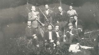 "Tarzan din Carpati" - Omul care s-a ascuns de comunisti timp de 33 de ani. A mancat carne cruda si a locuit in pesteri