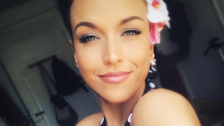 Este o t&acirc;nără extrem de frumoasă, dar ascunde un mare secret! Adevărul din spatele acestei fotografii