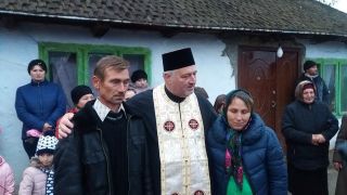 Preot din Neamt, aspru criticat. Ce i-a facut parintele unei familii cu 9 copii