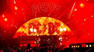 Malcolm Young, chitarist si cofondator al formatiei AC/DC, a murit la varsta de 64 de ani