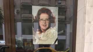 Primele imagini de la Teatrul Constantin Tanase! In fata intrarii, lumea s-a strans, au aprins lumanari