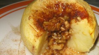 Reteta pe care trebuie neaparat sa o incerci iarna asta. Mere coapte cu scortisoara, miere si nuci