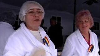 Mii de ieseni au infruntat ploaia pentru o portie de fasole cu carnati!