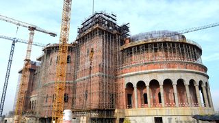 Consilierul patriarhal Petre Chiuta, care coordoneaza lucrarile de la Catedrala Mantuirii Neamului, castiga lunar 10754 lei! EXCLUSIV