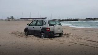 Un sofer a ramas blocat cu masina pe plaja din Eforie!