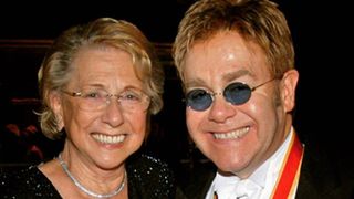 Mama lui Elton John a murit in aceasta dimineata! Cantaretul este in stare de soc