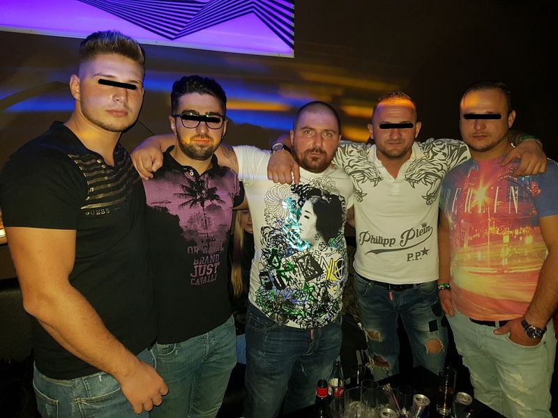 Iustin Covei a fost asteptat afara de prietenii lui