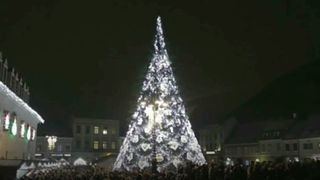 Brasovul s-a luminat de sarbatoare sub privirile turistilor