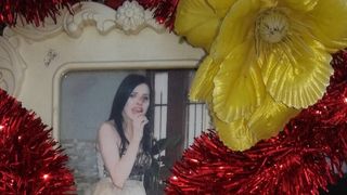 Mama cantaretei care a murit intr-un incendiu la Constanta a impodobit mormantul fiicei, de Mos Nicolae. I-a pus jucarii, flori si bibelouri si a plans in hohote de durere