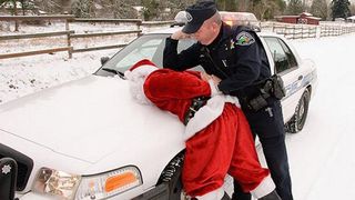 "Mos" Craciun din Arad s-a ales cu dosar penal dupa ce s-a urcat baut la volan!