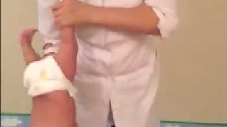 O asistenta de la maternitate, filmata in timp ce facea "cascadorii" cu un bebelus!