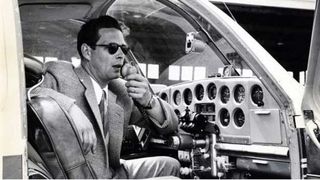 Regele Mihai a devenit pilot de avion in timpul unui zbor de cosmar in care a fost pasager: “Vantul batea in rafale, iar Regelui i s-a facut rau. A trecut in fata, in cabina de comanda a avionului”