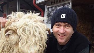De ce Cristian Pomohaci posteaza obsesiv imagini cu berbecii sai! Oile fostului preot valoreaza o adevarata avere! Un berbec din turma acestuia ajunge pana la 1.000 euro