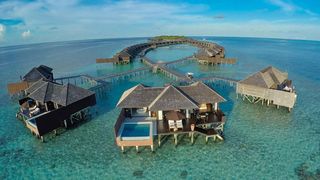 Un cuplu de romani a platit 84000 de euro pentru a petrece 10 zile de Revelion in Maldive! Vezi ce primesc de banii astia