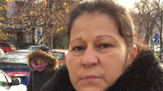 O femeie isi striga durerea si neputinta in fata "palatului" lui Gigi Becali. Povestea ei de viata este cutremuratoare. Nu are casa, e bolnava, iar fiul cel mare e paralizat "De Cracun, o sa ma imprumut ca sa fac cozonaci si cateva sarmale'..."