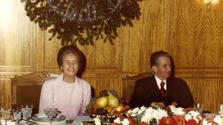 Cu ce bunatati se delecta Nicolae Ceausescu la masa de Revelion! Nea Nicu era mort dupa sarmale, ciorba de peste, pui la ceaun, piftie si tuica fiarta, dar nu-i placeau fructele de mare!